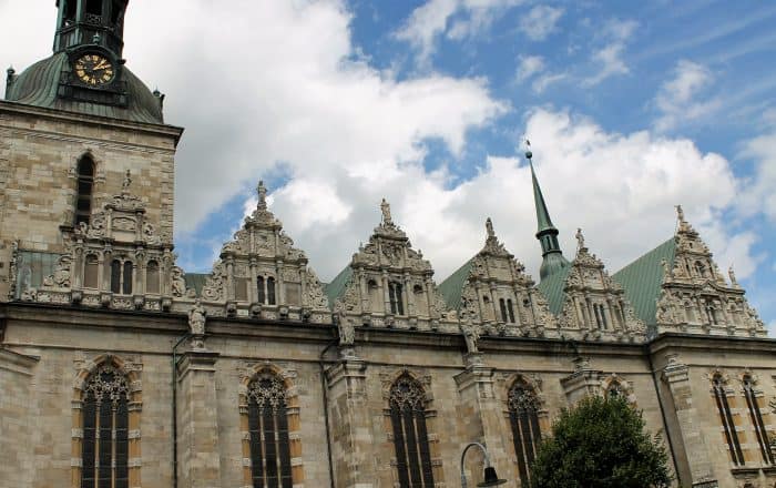 Die Zwerchgiebel an der Südseite der Hauptkirche sind renoviert. Foto: meyermedia