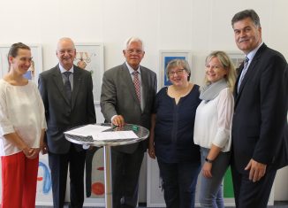 Besiegelten die Gründung der Stiftung und der Treuhandvereinbarung für Geyso20: Nina Roskamp (Leitung Geyso20), Dr. Hans-Joachim Beinroth (Vorstandsvorsitzender Verein Lebenshilfe Braunschweig), Gerhard Glogowski (Vorstandsvorsitzender der Braunschweigischen Stiftung), Annemarie Karras, Vorstandsmitglied Verein Lebenshilfe Braunschweig), Tina Schirmer (stellvertretende Leisterin der Geschäftsstelle der Braunschweigischen Stiftung) und Axel Richter (Geschäftsführendes Vorstandsmitglied der Braunschweigischen Stiftung). Foto: meyermedia