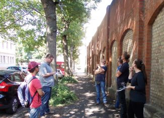 Wo kommen nur diese Töne her? Baumbeschau in der Klosterstraße im Vorfeld. Foto: Allgemeiner Konsumverein