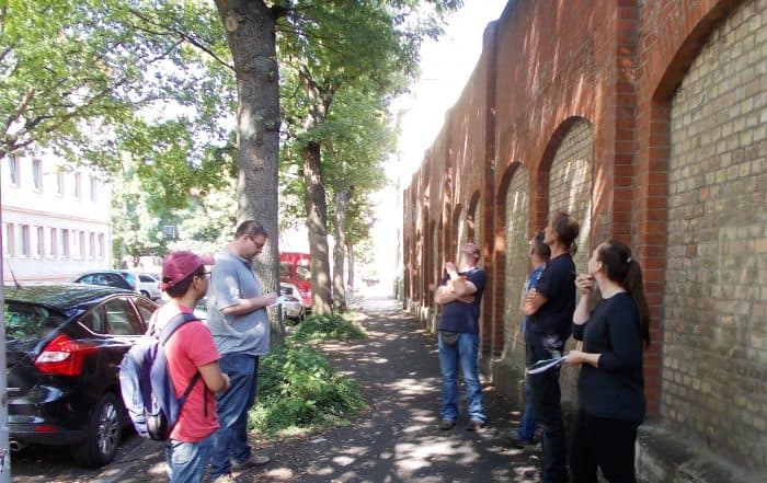 Wo kommen nur diese Töne her? Baumbeschau in der Klosterstraße im Vorfeld. Foto: Allgemeiner Konsumverein