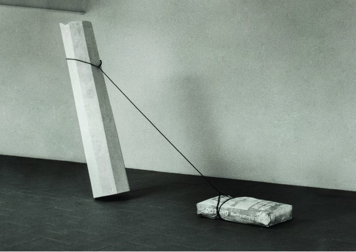 Inge Mahn, Säule, Gipssack ziehend, 1988. Foto: Kunstverein