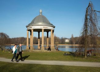 Blick vom Rundtempel über den Spielmannsteich hinweg auf das Schloss Richmond. Archivfoto: Peter Sierigk