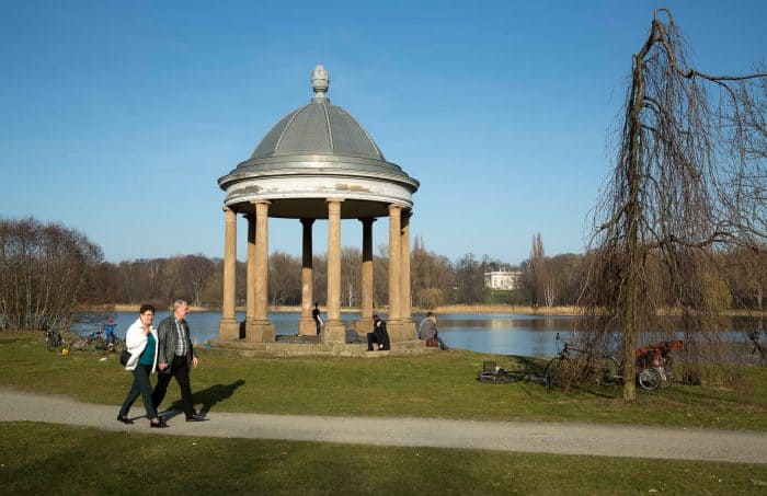 Blick vom Rundtempel über den Spielmannsteich hinweg auf das Schloss Richmond. Archivfoto: Peter Sierigk