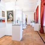 Blick in den weißen Saal und Thema „Kindheit und Jugend“ Foto: Küstner/Schlossmuseum