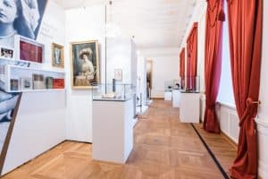 Blick in den weißen Saal und Thema „Kindheit und Jugend“ Foto: Küstner/Schlossmuseum