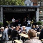 Angeregte Diskussionen bei lockerer Musik der Band Jazzquartier der Städtischen Musikschule. Foto: Meike Buck