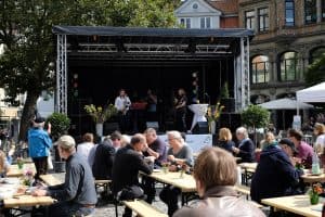 Angeregte Diskussionen bei lockerer Musik der Band Jazzquartier der Städtischen Musikschule. Foto: Meike Buck