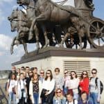 Die Gruppe aus Minsk beim Besuch auf der Quadriga. Foto: Veranstalter
