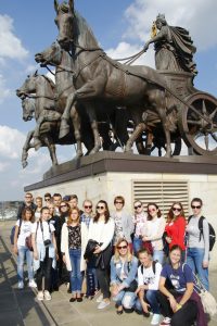 Die Gruppe aus Minsk beim Besuch auf der Quadriga. Foto: Veranstalter