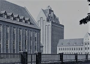 Der Gebäudekomplex umfasste Turmbau (Mitte), Naturhistorisches Museum (rechts) und Turnhalle (links). Foto: Screenshot, Universitätsarchiv TU Braunschweig