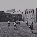 Studenten beim Sport auf dem Gelände der kriegsbeschädigten Kant-Hochschule. Foto: Screenshot, Universitätsarchiv TU Braunschweig