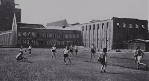 Studenten beim Sport auf dem Gelände der kriegsbeschädigten Kant-Hochschule. Foto: Screenshot, Universitätsarchiv TU Braunschweig