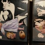 Hommage an Picasso und sein Gemälde Guernica: Zerstörte Puppen vor dem Historienbild.