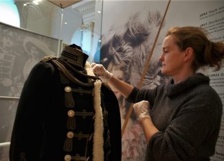 Sabine Kißler bereitet die Uniform für die Sonderausstellung vor. Foto: Schlossmuseum