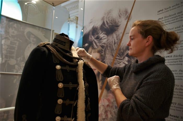 Sabine Kißler bereitet die Uniform für die Sonderausstellung vor. Foto: Schlossmuseum