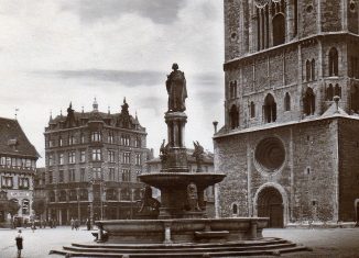 Nur das Portal der Hagenmarkt-Apotheke (links) überstand die Kriegszerstörung. Heute ist es auf der Nordseite des Gewandhauses eingebaut. Foto: Archiv: Ostwald