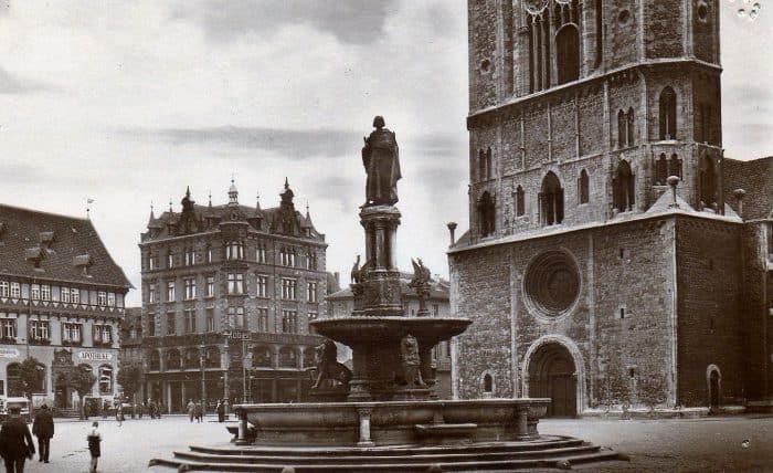 Nur das Portal der Hagenmarkt-Apotheke (links) überstand die Kriegszerstörung. Heute ist es auf der Nordseite des Gewandhauses eingebaut. Foto: Archiv: Ostwald