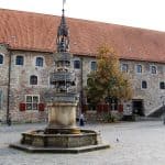 Das Portal der früheren Hagenmarkt-Apotheke ist heute Teil des Gewandhauses. Foto: Archiv: Ostwald