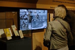 Die Ausstellung rückt auch den Eulenspiegel-Brunnen in Braunschweig ins rechte Licht. Foto: Meike Buck