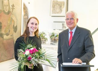 Künstlerin Judith Dilchert erhielt die Stipendien-Urkunde vom Vorsitzenden der Braunschweigischen Stiftung Gerhard Glogowski. Foto: DBS