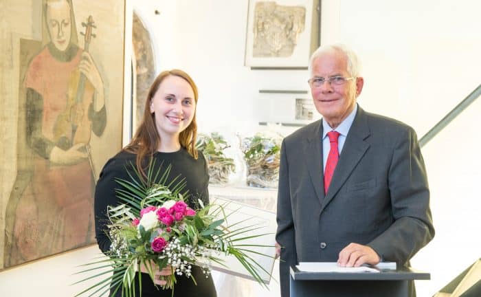 Künstlerin Judith Dilchert erhielt die Stipendien-Urkunde vom Vorsitzenden der Braunschweigischen Stiftung Gerhard Glogowski. Foto: DBS