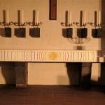 Ein helles Antependium schmückt nun den Altar. Foto Meike Buck