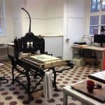 Im akten Schulhaus in Apelnstedt befindet sich das Atelier des bekannten niedersächsischen Malers, Bildhauers und Graphikers Karl Schaper (1920–2008).