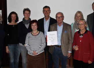 Ulrich Deissner, Ehrenvorsitzender der Bürgerstiftung Braunschweig, mit dem Evaluationsbericht und den an „Stadtteil in der Schule“ Beteiligten: (vl.) Sabine Jansen, Kirsten Pöhlsen. Nyre Österhus, Antje Reichelt, Norbert Velten, Ulrich Deissner, Roswita Siering, Beatrix Swetje, Ludger Kolhoff. Foto: meyermedia