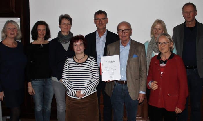 Ulrich Deissner, Ehrenvorsitzender der Bürgerstiftung Braunschweig, mit dem Evaluationsbericht und den an „Stadtteil in der Schule“ Beteiligten: (vl.) Sabine Jansen, Kirsten Pöhlsen. Nyre Österhus, Antje Reichelt, Norbert Velten, Ulrich Deissner, Roswita Siering, Beatrix Swetje, Ludger Kolhoff. Foto: meyermedia