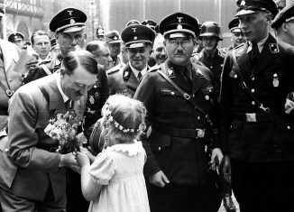 Auf dem Burgplatz 1935: Hinter Hitler Jeckeln, links neben ihm Klagges und ganz rechts im Hintergrund Alpers. Foto: Arbeitskreis Andere Geschichte