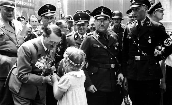 Auf dem Burgplatz 1935: Hinter Hitler Jeckeln, links neben ihm Klagges und ganz rechts im Hintergrund Alpers. Foto: Arbeitskreis Andere Geschichte