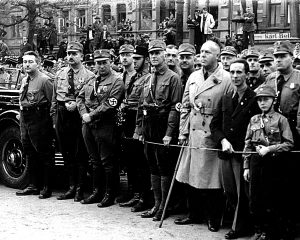 Aufmarsch der norddeutschen SA 1931 auf dem Schlossplatz in Braunschweig: . Die Braunschweiger NS-Größen (v.l. Klagges, Rust, Zörner) mit u.a. Goebbels (ganz rechts). Foto: Arbeitskreis Andere Geschichte