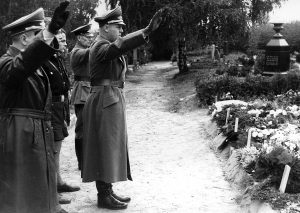 Gauleiter Lauterbacher auf dem Friedhof in Riddagshausen, um den Toten des Luftangriffs vom 27. September 1943 zu gedenken. Foto: Arbeitskreis Andere Geschichte