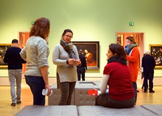 Die Arbeitsgruppe erkundet das Herzog Anton Ulrich-Museum. Foto: Die Braunschweigische Stiftung / Nils Hildebrand