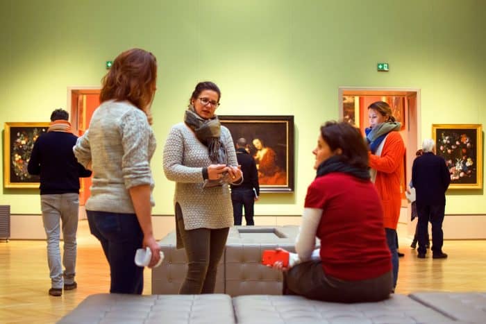 Die Arbeitsgruppe erkundet das Herzog Anton Ulrich-Museum. Foto: Die Braunschweigische Stiftung / Nils Hildebrand