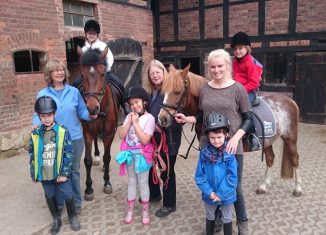 Kümmern sich um die Kinder und die Pferde: (von links nach rechts) Gundula Fischer, Cornelia Moselewski, Maria Hagebölling.