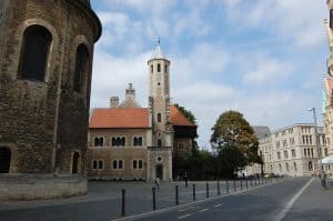 Die Abrisskante an der rekonstruierten Burg soll an die frühere Stiftskirche St. Peter und St. Paul erinnern. Foto: Thomas Ostwald