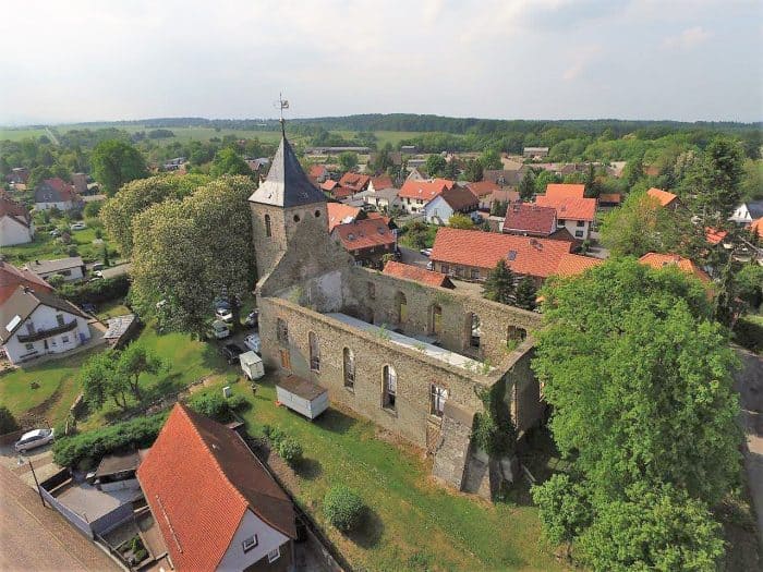 Seit mehr als 40 Jahren eine Ruine im Dorf. Foto: Förderverein Kirche in Hüttenrode