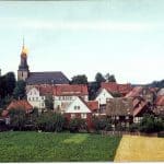 Brennender Turm: Ein Blitzeinschlag setzte die Turmhaube der Kirche 1973 in Brand.
