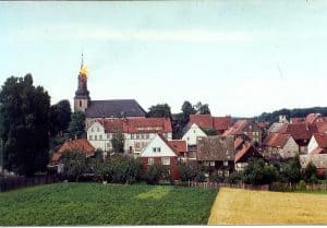 Brennender Turm: Ein Blitzeinschlag setzte die Turmhaube der Kirche 1973 in Brand.