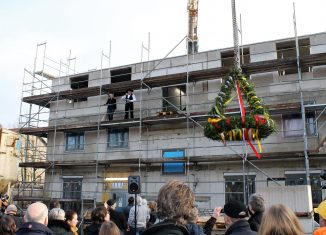 Erika Borek (oben), Vorstand der Richard Borek Stiftung, und Polier Ralph Bosse während des Richtfestes von Internationaler Kita und Internat im Quartier St. Leonhard Garten.