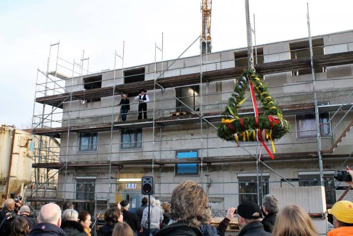 Erika Borek (oben), Vorstand der Richard Borek Stiftung, und Polier Ralph Bosse während des Richtfestes von Internationaler Kita und Internat im Quartier St. Leonhard Garten.