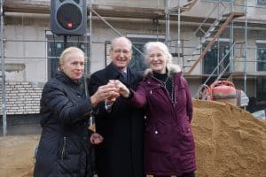 Gute Laune beim Richtfest: Erika Borek (links), Richard Borek und Ursula Hellert, Gesamtleiterin des CJD Braunschweig.