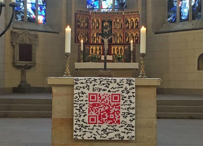 Der Altarschmuck mit QR-Code in der Klosterkirche St. Marienberg Helmstedt. Foto: Paramentrenwerkstatt der von Veltheim-Stiftung