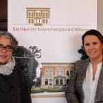 Insa Heinemann (links), neue Leiterin des Hauses der Braunschweigischen Stiftungen, mit ihrer Vorgängerin Susanne Hauswaldt. Foto: Löwe