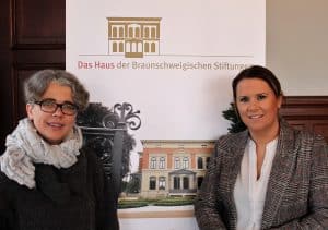 Insa Heinemann (links), neue Leiterin des Hauses der Braunschweigischen Stiftungen, mit ihrer Vorgängerin Susanne Hauswaldt. Foto: Löwe