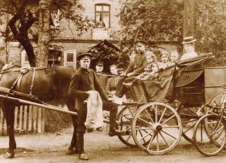 Landpostwagen vor der Postagentur Groß Schwülper. Screenschot aus dem Katalog