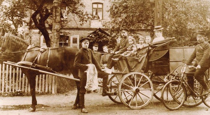 Landpostwagen vor der Postagentur Groß Schwülper. Screenschot aus dem Katalog