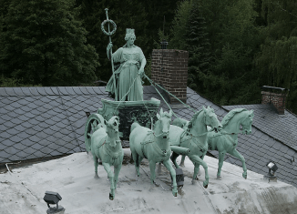 Die Quadriga auf der Seesener Züchner-Villa weist starke Korrosionsschäden auf und muss restauriert werden. Foto: privat