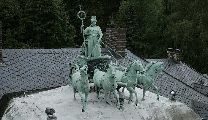 Die Quadriga auf der Seesener Züchner-Villa weist starke Korrosionsschäden auf und muss restauriert werden. Foto: privat